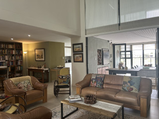 Beautiful 2-bedroom unit with two bathrooms and op...