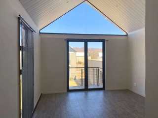 Modern 3-bedroom townhouse on 3 levels. The ground...