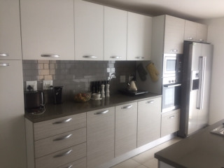 Beautiful 2-bedroom unit with two bathrooms and op...
