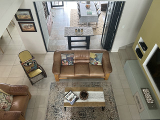 Beautiful 2-bedroom unit with two bathrooms and op...