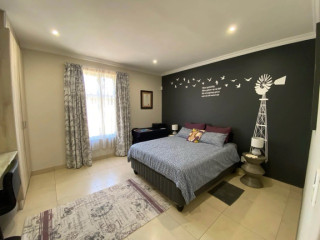 Neat two-bedroom ground floor townhouse in Omeya G...