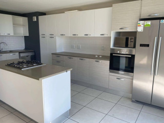 Modern 3-bedroom townhouse on 3 levels. The ground...