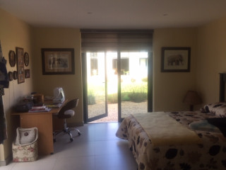 Beautiful 2-bedroom unit with two bathrooms and op...