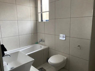 Beautiful 2-bedroom unit with two bathrooms and op...