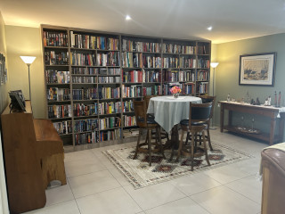 Beautiful 2-bedroom unit with two bathrooms and op...