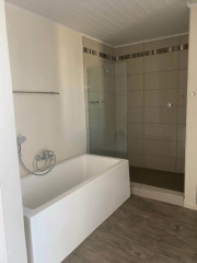 Modern 3-bedroom townhouse on 3 levels. The ground...