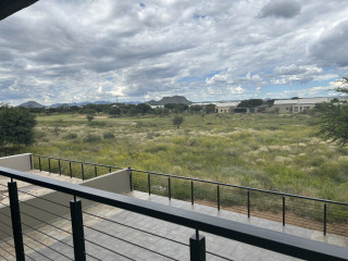 Beautiful 2-bedroom unit with two bathrooms and op...