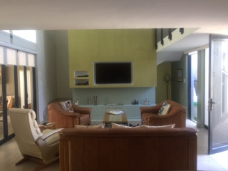 Beautiful 2-bedroom unit with two bathrooms and op...