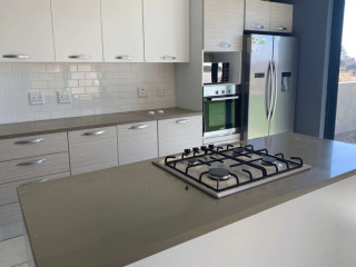 Modern 3-bedroom townhouse on 3 levels. The ground...